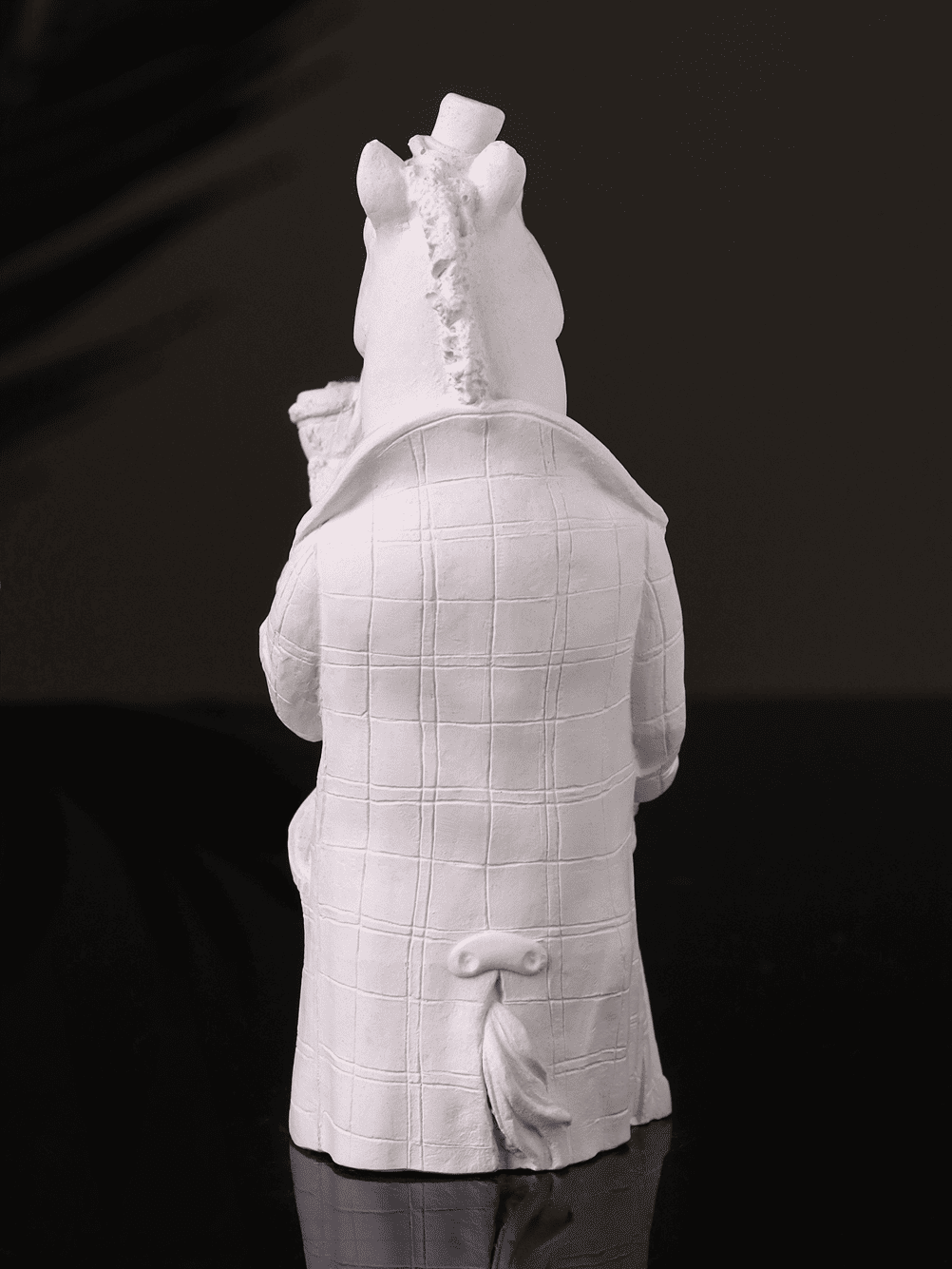 Figurka_gipsovaya_Kon_v_palto_3