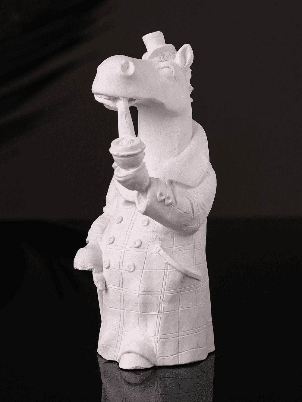 Figurka_gipsovaya_Kon_v_palto_1